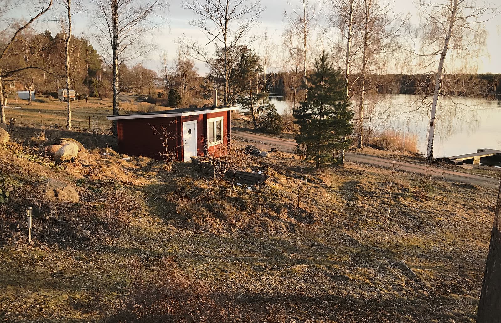 Kvädö Sauna på hösten, gyllene ljus över vattnet